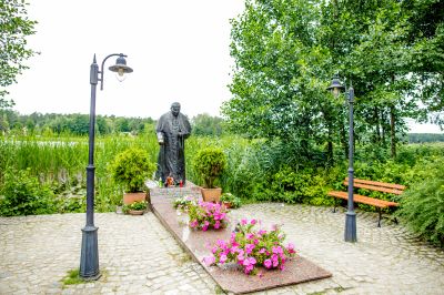 Pomnik Papieża Jana Pawła w Studzienicznej.