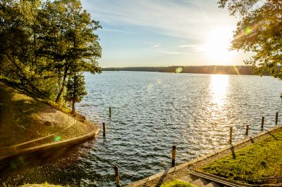 Widok na jezioro w Przewięzi.