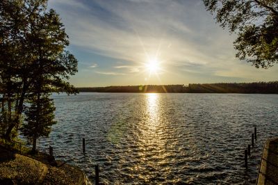 Widok na jezioro w Przewięzi z zachodem słońca.